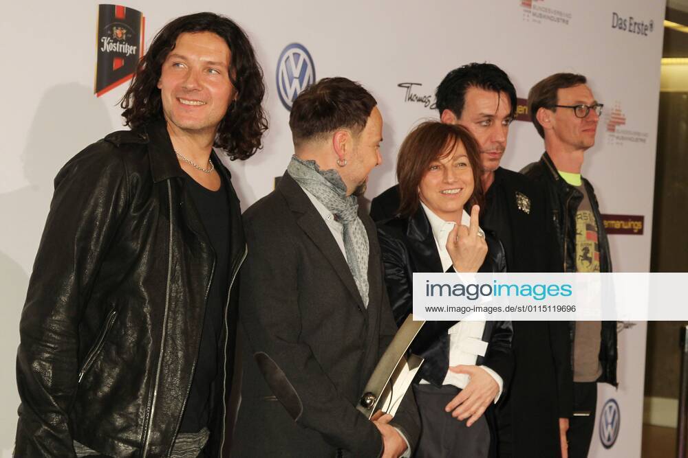 Gianna Nannini mit Ramstein beim Echo 2011 - dem Deutschen Musikpreis an der Preistraeger Wand in der Messe Berlin am Funkturm. Es ist der 20. Echo. 20 Jahre Echo.