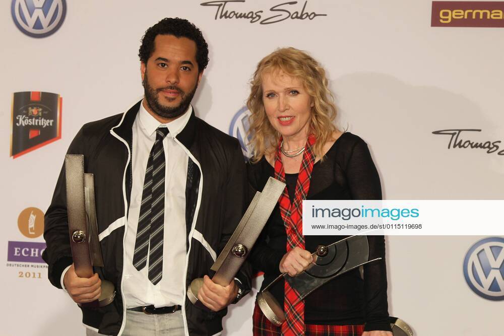 Preistraeger Adel Tawil und Annette Humpe beim Echo 2011 - dem Deutschen Musikpreis an der Preistraeger Wand in der Messe Berlin am Funkturm. Es ist der 20. Echo. 20 Jahre Echo.