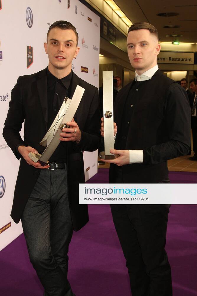 Preistraeger Hurts beim Echo 2011 - dem Deutschen Musikpreis an der Preistraeger Wand in der Messe Berlin am Funkturm. Es ist der 20. Echo. 20 Jahre Echo.