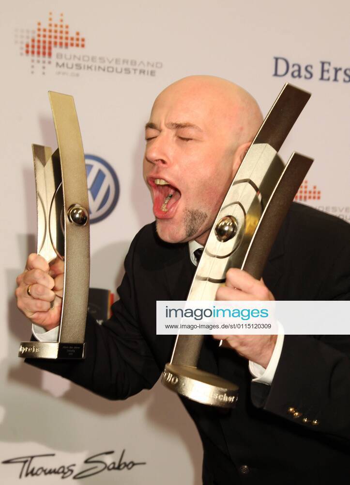 Preisträger Der Graf vcon der Band Unheilig bei der Verleihung des Musikpreis der Echo 2011 in den Messehallen am Funkturm in Berlin