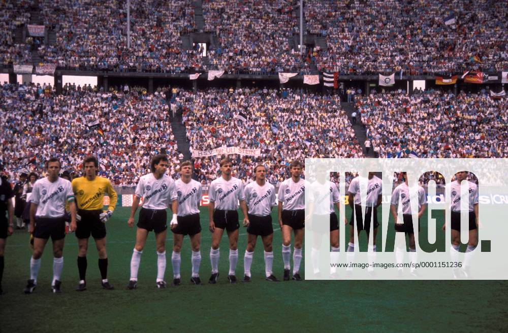 Mannschaftsbild Frankfurt, v.li.: Karl-Heinz Körbel, Torwart Uli Stein, Dieter Schlindwein, Lajos Detari, Dietmar Roth, Holger Friz, Manfred Binz, Michael Kostner, Frank Schulz, Ralf Sievers, Wlodzimierz Smolarek Fußball 1. BL Herren DFB-Pokal 1987 1988, Eintracht Frankfurt, Pokalspiel, Finale, Endspiel Totale Pokalfinale, Pokalendspiel Berlin