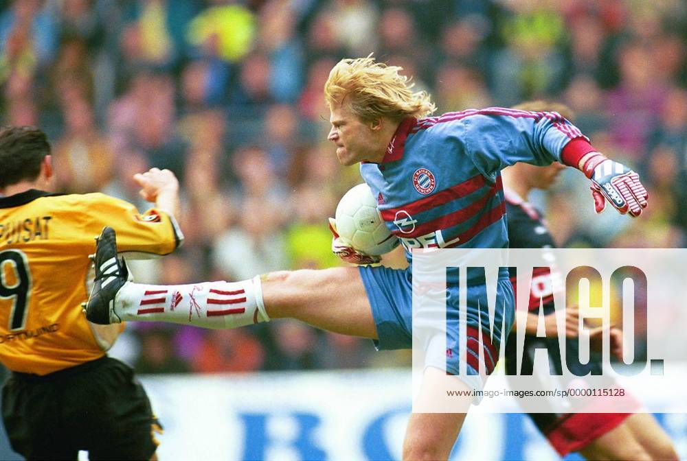 Torwart Oliver Kahn (Bayern) verliert die Beherrschung und gefährdet vorsätzlich mit gestrecktem Bein die Gesundheit von Stephane Chapuisat (BVB, li.) Fußball 1. BL Herren Saison 1998 1999, BVB Borussia Dortmund - FC Bayern München 2:2, Brutalität, Gruppe Ausraster, ausrasten, Aufmacher Dortmund, rücksichtslos Kampf, Wut, Spannung,