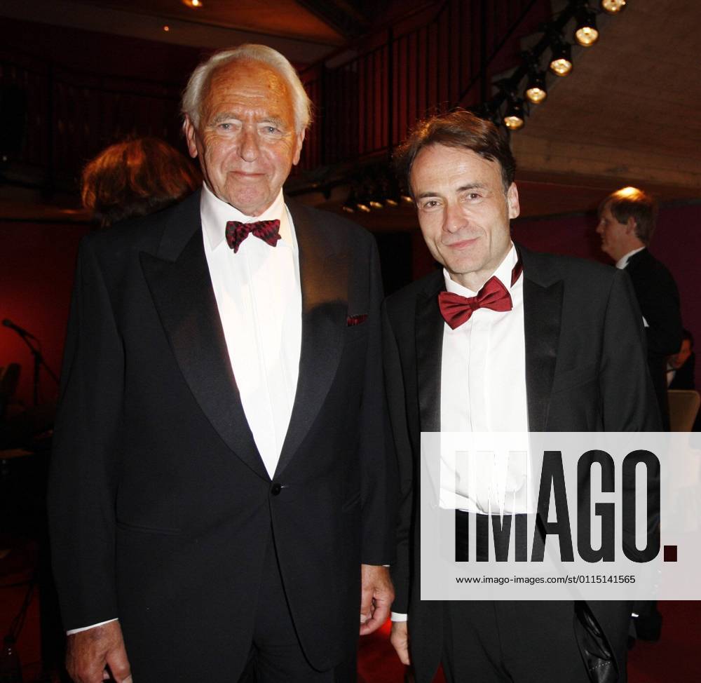 Ehrenpreistraeger Wolf Schneider und Giovanni di Lorenzo bei der Party beim Henri Nannen Preis 2011 im Deutschen Schauspielhaus in Hamburg ein Preis des Stern und von Gruner + Jahr AG und Co KG .