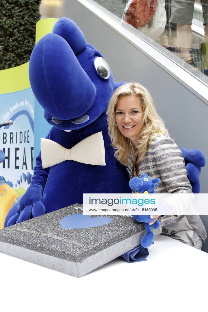 Blaues Herz fuer Jessica Stockmann - Theo Tintenklecks vergibt Ehrenpreis fuer kinderfreundliches Engagement im Park Center in Berlin.
