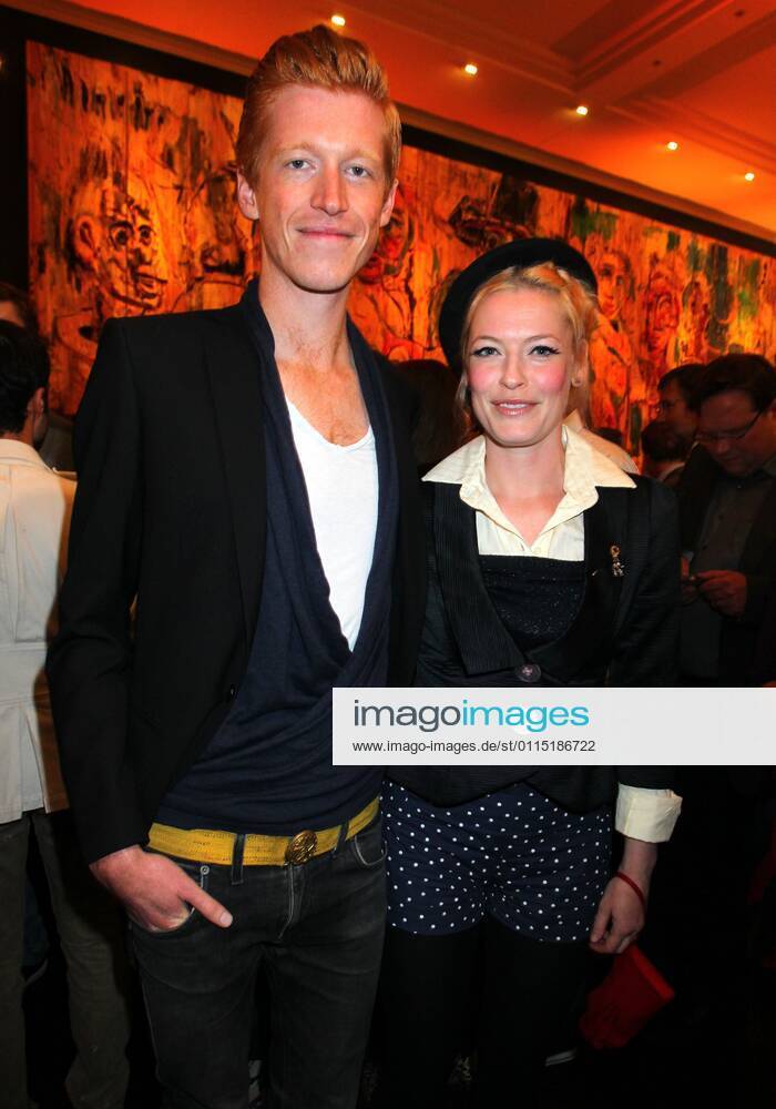 Enie van de Maiklokjes mit Tobias Staerbo beim - 2. Base - Medientreff in Berlin im Restaurant - Gendarmerie - in Berlin