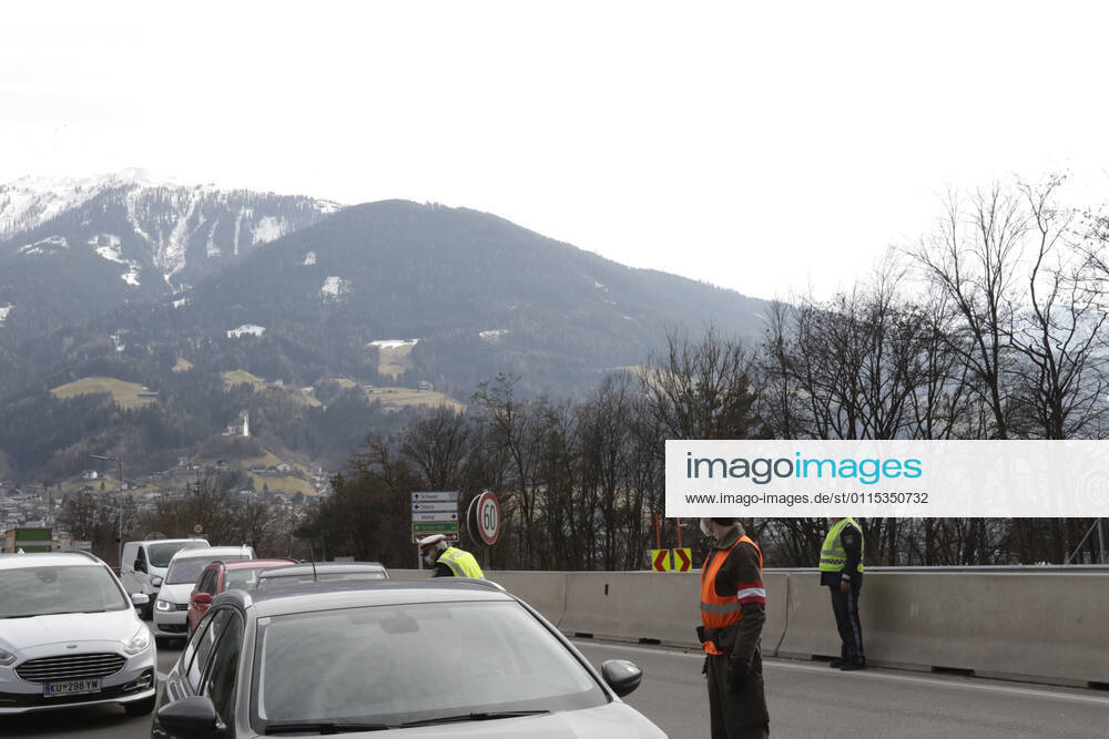 AUT, 2021-03-11; FEATURE COVID GESUNDHEIT - GROSSANGELEGTE IMPFAKTION MIT BIONTECH-PFIZER IM BEZIRK SCHWAZ: STRENGE KONTROLLEN PCR-TEST NEGATIV AN DER AUTOBAHNAUFFAHRT SCHWAZ ;
