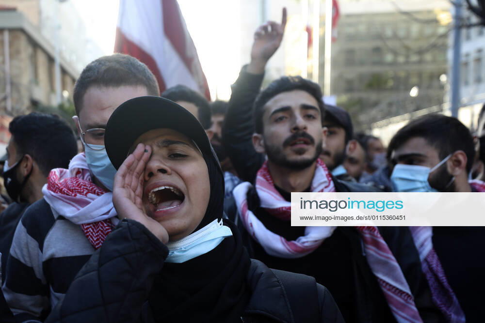 BEIRUT, LEBANON - MARCH 12: anti-government protester during a protest, in Beirut, Lebanon during a demonstration against the depreciation of the local currency and low purchasing power amid a deepening economic crisis, in Beirut, Lebanon on March 12, 2021. Munich Germany - ZUMAa283 20210312_zna_a283_003