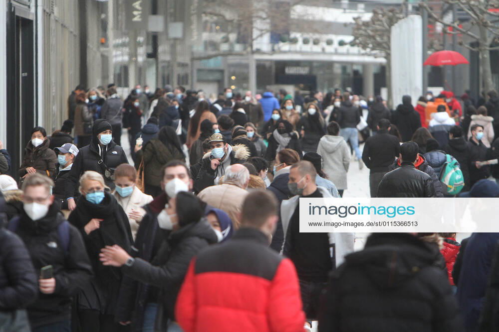 Nach der Lockerung der Schutzmaßnahmen und Wiedereröffnung der Geschäfte sieht die Einkaufsstraße und Fußgängerzone Zeil in der Innenstadt Frankfurt wieder so wie vor der Coronakrise aus: mit großem Andrang von Personen, die oftmals nicht den gebotenen Mindestabstand zueinander einhalten, Hessen, Deutschland