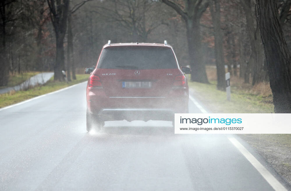 Zehdenick, Brandenburg, GER - Auto faehrt bei Regen die B 96 entlang. (Alltag, Aquaplaning, aussen, Aussenaufnahme, Auto, B 96, B96, beeintraechtigt, Beeintraechtigung, Brandenburg, Bundesstrasse 96, deutsch, Deutschland, Europa, europaeisch, Fahrbahn, fahren, fahrend, Fahrzeug, gefaehrlich, Gefahr, Gesellschaft, Gischt, Jahreszeit, Kraftfahrzeug, Naesse, nass, Personenkraftwagen, PKW, QF, Querformat, Regen, Regenwetter, regnerisch, Reifenspur, Rutschgefahr, Spur, Strasse, Strassenszene, Strassenverkehr, Unfallgefahr, Verkehr, Wasser, Wasserspritzer, Westeuropa, Wetter, Wetterlage, Winter, Wirtschaft, Witterung, Zehdenick) 210313D805ZEHDENICK