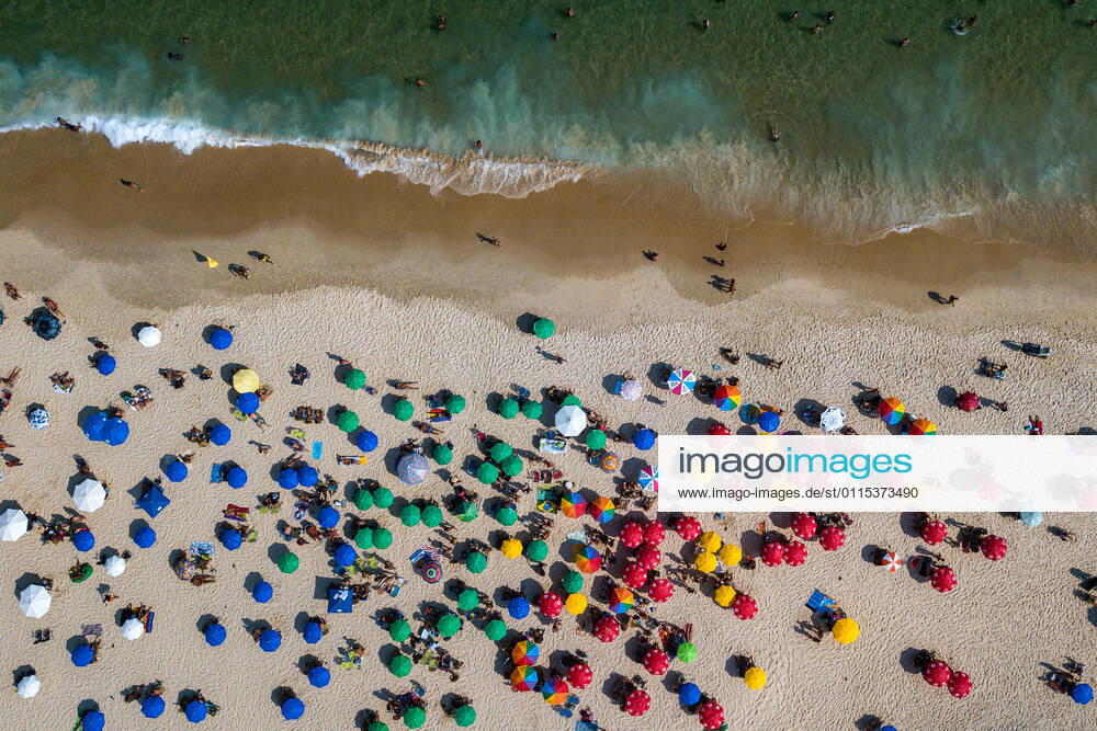 Crowded beaches in Rio RIO DE JANEIRO, RIO DE JANEIRO, BRAZIL, MAR 14: COVID-19 CROWDED BEACHES IN RIO - Ipanema Beach crowded when the country registers the mark of 1940 deaths by Covid in the last 24 hours on March 14, 2021. ( Photo by Chico Ferreira Penta Press ) Rio de Janeiro Brazil 6348_234925