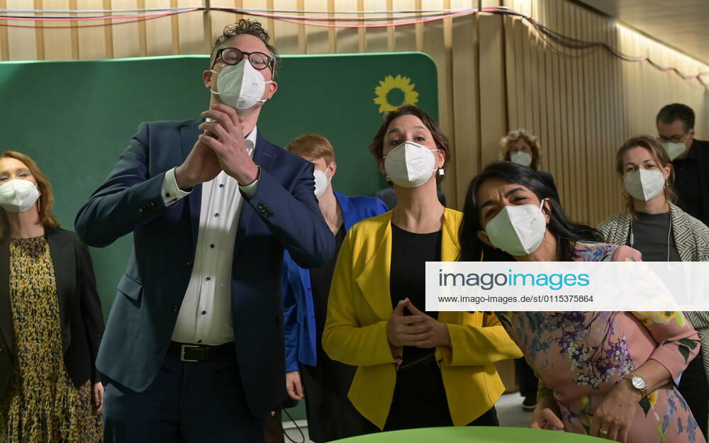 Landtagswahlen 2021 Baden Württemberg Wahlveranstaltung im Landtag von Baden-Württemberg in der Landeshauptstadt Stuttgart. Die Grüne Landtagsfraktion ist in Feier Laune. Stuttgart Landtag von Baden-Württemberg Baden-Württemberg Germany