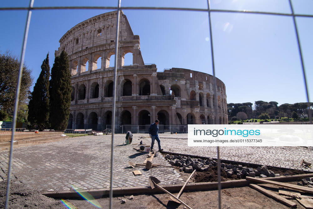 Rome: Colosseum on first day of Red Zone Workers at work in front of Colosseum on the first day with red zone restrictions to combat the Covid-19 pandemic Rome Italy