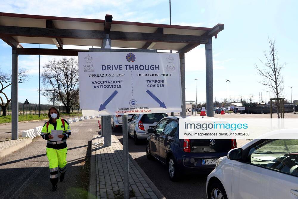 Coronavirus in Italien, Drive In Impfzentrum bei Mailand foto ipp clemente marmorino milano 15 03 2021 emergenza coronavirus covid 19 inaugurazione del primo drive through per tamponi convertito in presidio vaccinale nella foto l accesso al drive through per tamponi e al drive through vaccinale campagna vaccinale drive throu