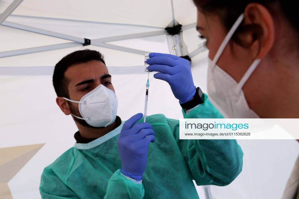 Coronavirus in Italien, Drive In Impfzentrum bei Mailand foto ipp clemente marmorino milano 15 03 2021 emergenza coronavirus covid 19 inaugurazione del primo drive through per tamponi convertito in presidio vaccinale nella foto preparazione di una dose di vaccino AstraZeneca campagna vaccinale drive throu