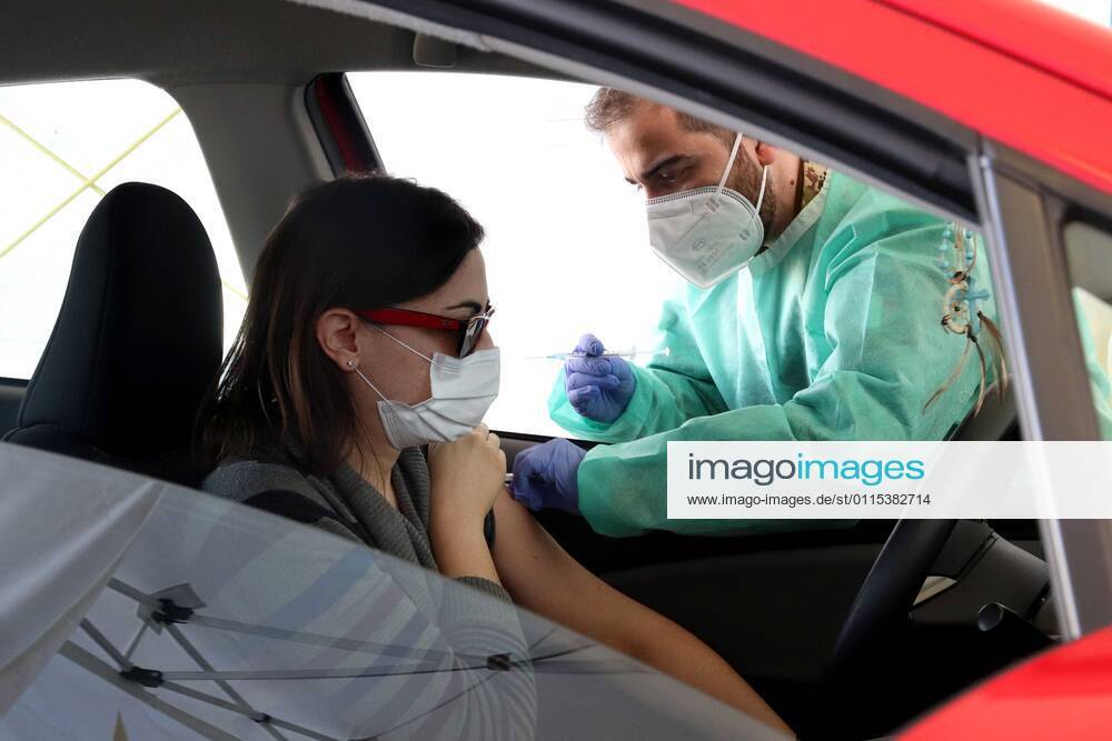 Coronavirus in Italien, Drive In Impfzentrum bei Mailand foto ipp clemente marmorino milano 15 03 2021 emergenza coronavirus covid 19 inaugurazione del primo drive through per tamponi convertito in presidio vaccinale nella foto una donna riceve la dose di vaccino seduta in macchina campagna vaccinale drive throu