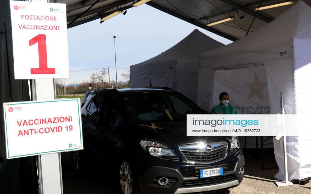 Coronavirus in Italien, Drive In Impfzentrum bei Mailand foto ipp clemente marmorino milano 15 03 2021 emergenza coronavirus covid 19 inaugurazione del primo drive through per tamponi convertito in presidio vaccinale nella foto la postazione di un drive through vaccinale campagna vaccinale drive throu