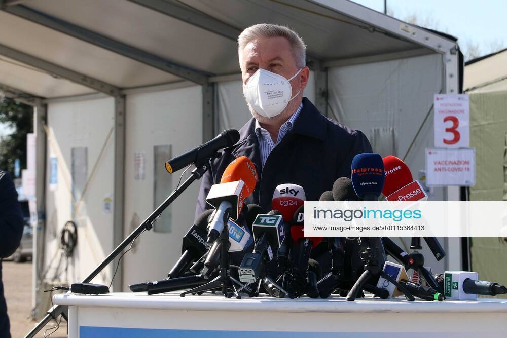Coronavirus in Italien, Drive In Impfzentrum bei Mailand foto ipp clemente marmorino milano 15 03 2021 emergenza coronavirus covid 19 inaugurazione del primo drive through per tamponi convertito in presidio vaccinale nella foto il ministro della difesa lorenzo guerrini campagna vaccinale drive throu