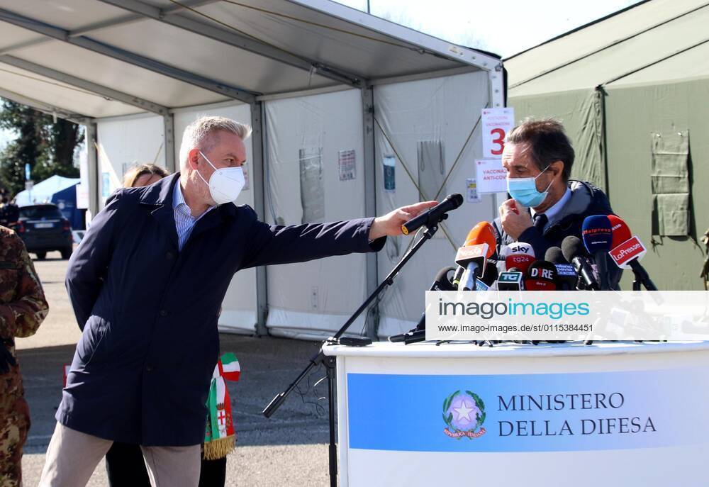 Coronavirus in Italien, Drive In Impfzentrum bei Mailand foto ipp clemente marmorino milano 15 03 2021 emergenza coronavirus covid 19 inaugurazione del primo drive through per tamponi convertito in presidio vaccinale nella foto il ministro della difesa lorenzo guerrini sposta il microfono verso attilio fontana presidente regione lombardia campagna vaccinale drive throu