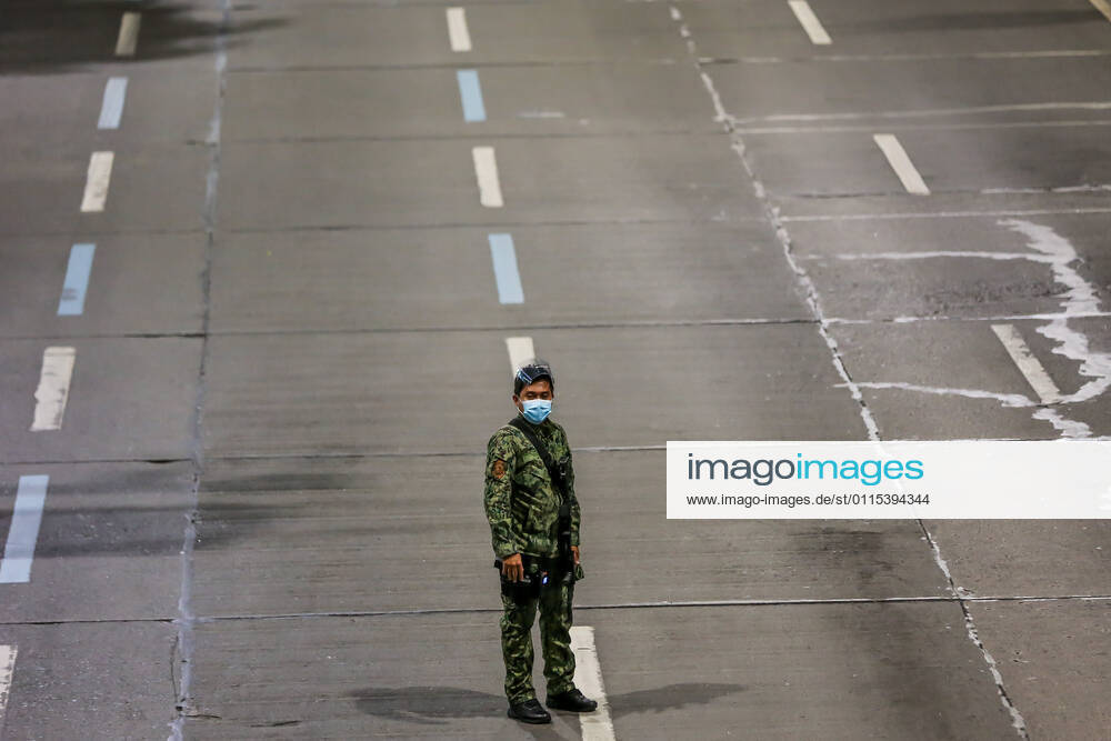 Coronavirus auf den Philippinen, Polizei überwacht Ausgangssperre (210315) -- MANILA, March 15, 2021 -- A policeman is seen at a checkpoint during the implementation of strict quarantine measures in Manila, the Philippines on March 15, 2021. Metro Manila, home to about 13 million people, started imposing strict quarantine measures again on Monday to contain a recent surge of coronavirus infections. The Philippines Department of Health (DOH) reported on Monday that 5,404 new coronavirus disease (COVID-19) infections, the highest daily tally in seven months, bringing the total number of confirmed cases in the country to 626,893. ) PHILIPPINES-MANILA-COVID-19-QUARANTINE MEASURES RouellexUmali
