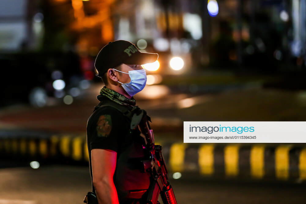 Coronavirus auf den Philippinen, Polizei überwacht Ausgangssperre (210315) -- MANILA, March 15, 2021 -- A policeman is seen at a checkpoint during the implementation of strict quarantine measures in Manila, the Philippines on March 15, 2021. Metro Manila, home to about 13 million people, started imposing strict quarantine measures again on Monday to contain a recent surge of coronavirus infections. The Philippines Department of Health (DOH) reported on Monday that 5,404 new coronavirus disease (COVID-19) infections, the highest daily tally in seven months, bringing the total number of confirmed cases in the country to 626,893. ) PHILIPPINES-MANILA-COVID-19-QUARANTINE MEASURES RouellexUmali