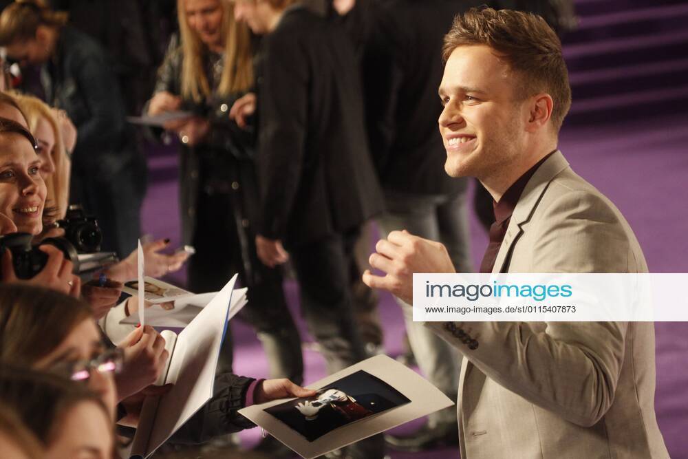 Olly Murs beim Echo 2012 dem Deutschen Musikpreis auf dem Roten Teppich vor der Verleihung beim Autogramme schreiben an der Messe Berlin.