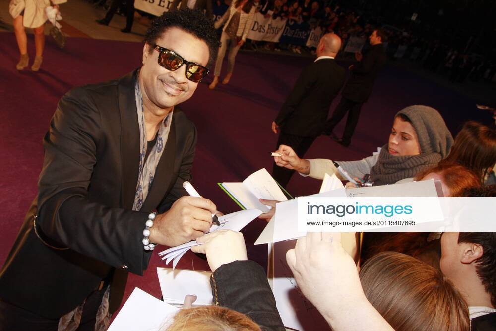 Shaggy beim Echo 2012 dem Deutschen Musikpreis auf dem Roten Teppich vor der Verleihung beim Autogramme schreiben an der Messe Berlin.