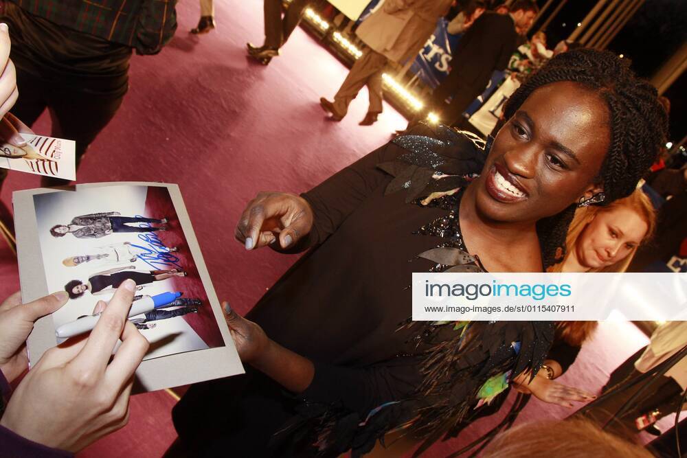 Ivy Quainoo beim Echo 2012 dem Deutschen Musikpreis auf dem Roten Teppich vor der Verleihung beim Autogramme schreiben an der Messe Berlin.