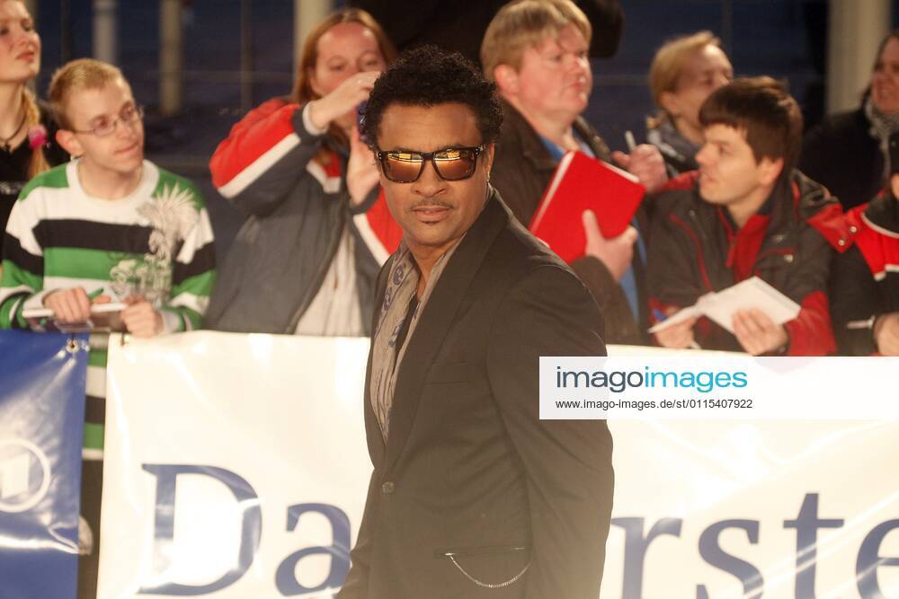 Shaggy beim Echo 2012 dem Deutschen Musikpreis auf dem Roten Teppich vor der Verleihung beim Autogramme schreiben an der Messe Berlin.