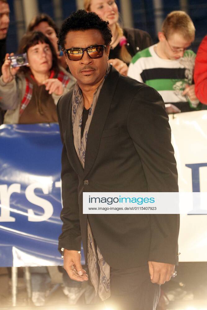Shaggy beim Echo 2012 dem Deutschen Musikpreis auf dem Roten Teppich vor der Verleihung beim Autogramme schreiben an der Messe Berlin.