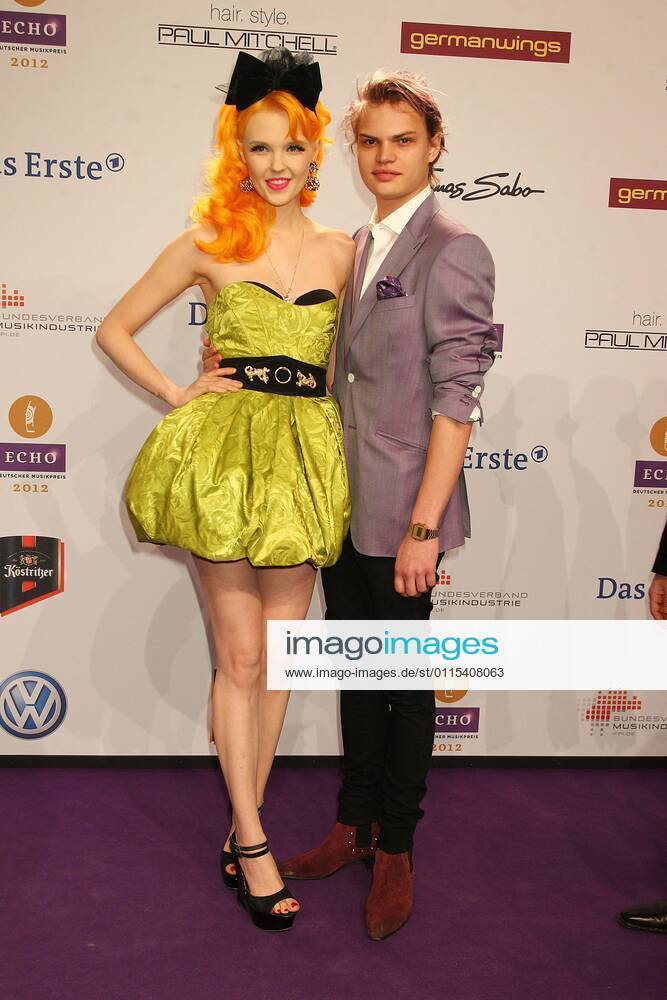 Wilson Gonzalez Ochsenknecht und seine Freundin Bonnie Strange beim Echo 2012 dem Deutschen Musikpreis auf dem Roten Teppich vor der Verleihung in der Messe Berlin.