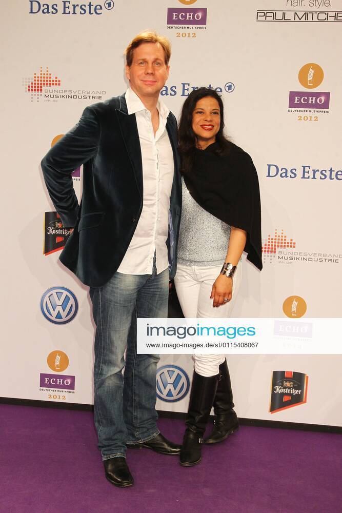 Thomas heinze und jackie brown beim Echo 2012 dem Deutschen Musikpreis auf dem Roten Teppich vor der Verleihung in der Messe Berlin.