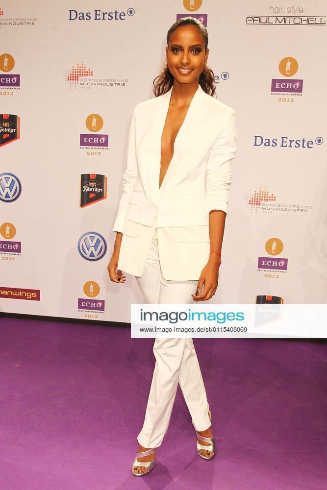 Sara Nuru beim Echo 2012 dem Deutschen Musikpreis auf dem Roten Teppich vor der Verleihung in der Messe Berlin.