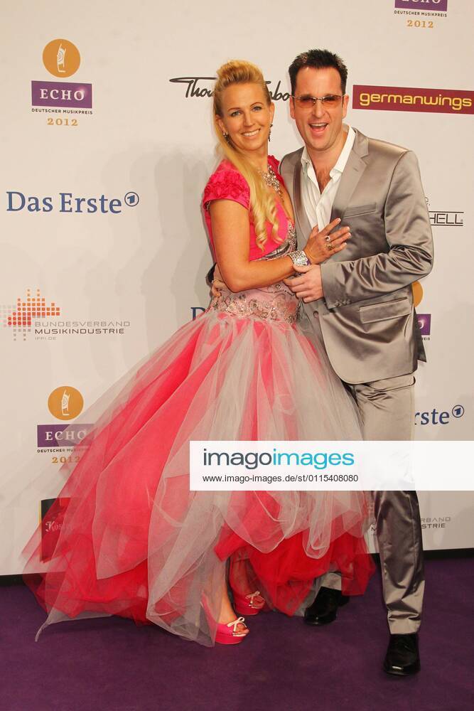 Michael Wendler und Ehefrau Claudia beim Echo 2012 dem Deutschen Musikpreis auf dem Roten Teppich vor der Verleihung in der Messe Berlin.