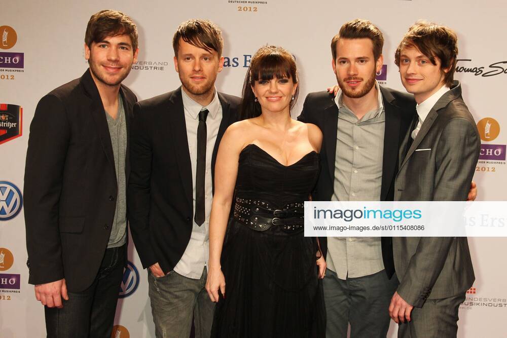 Revolverheld mit Marta Jandova beim Echo 2012 dem Deutschen Musikpreis auf dem Roten Teppich vor der Verleihung in der Messe Berlin.