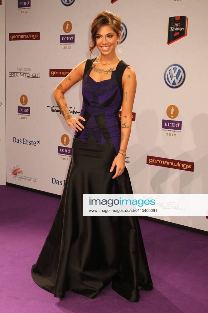 Christina Perri beim Echo 2012 dem Deutschen Musikpreis auf dem Roten Teppich vor der Verleihung in der Messe Berlin.