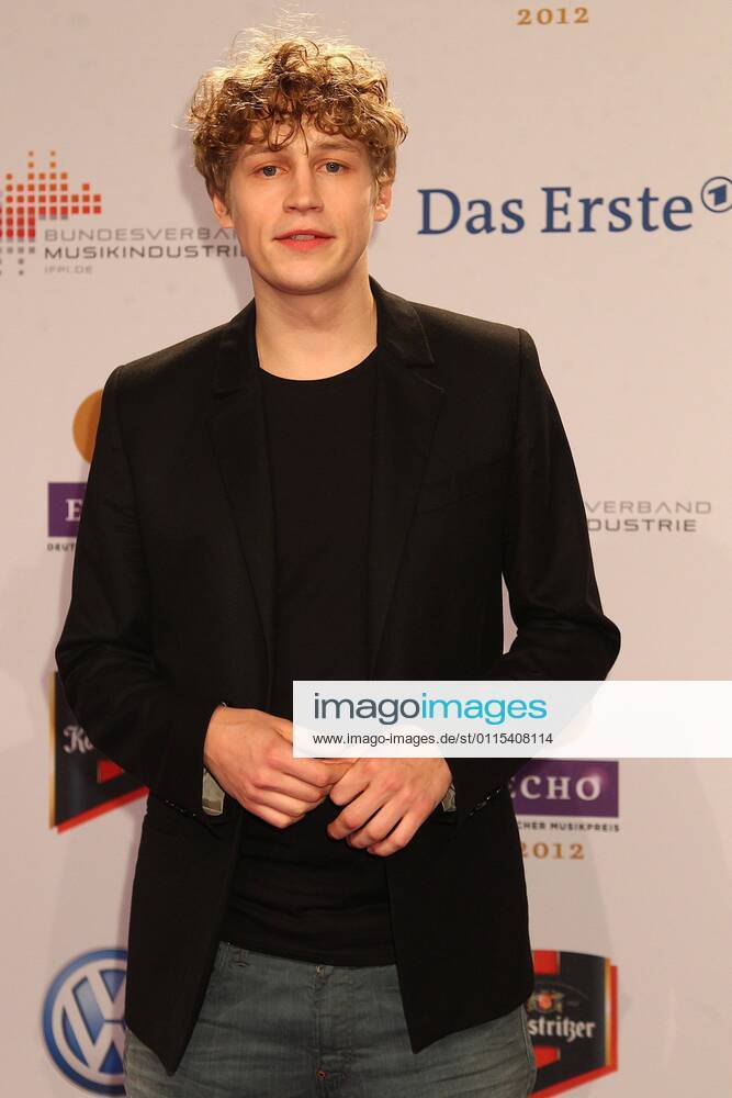 Tim Bendzko beim Echo 2012 dem Deutschen Musikpreis auf dem Roten Teppich vor der Verleihung in der Messe Berlin.