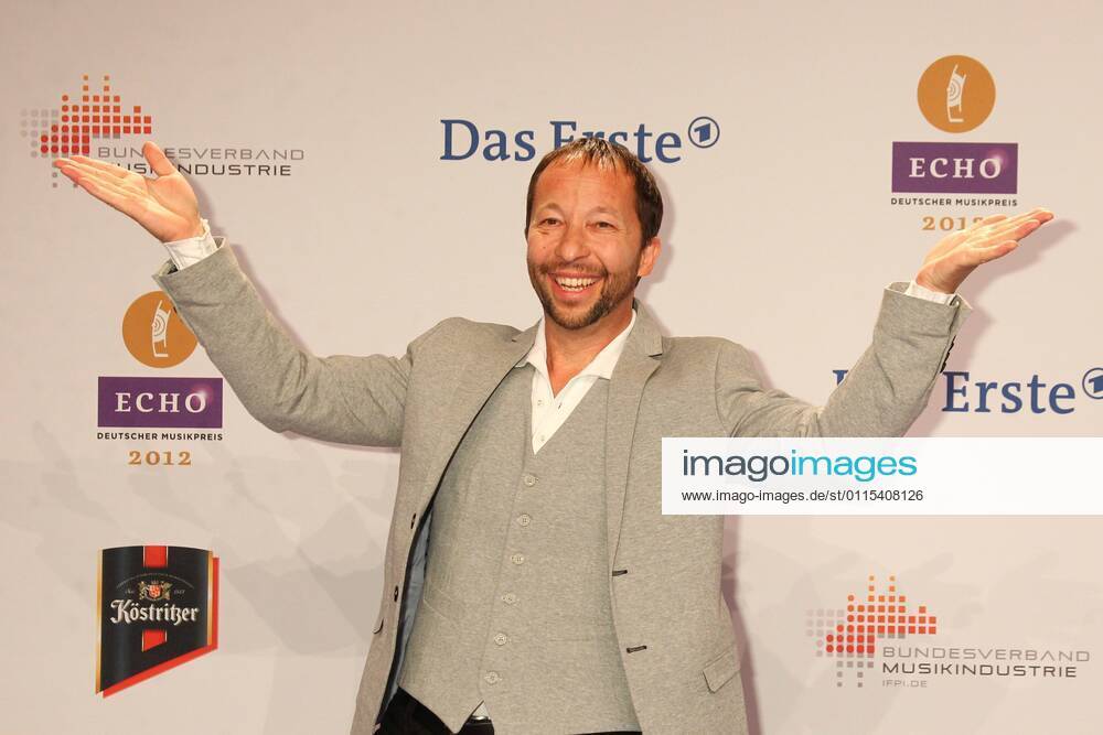 DJ Bobo Peter Rene Baumann beim Echo 2012 dem Deutschen Musikpreis auf dem Roten Teppich vor der Verleihung in der Messe Berlin.