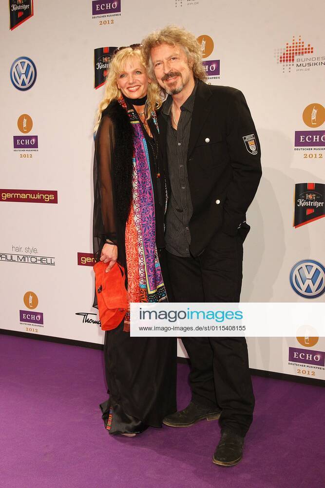 Wolfgang Niedecken und Ehefrau Tina beim Echo 2012 dem Deutschen Musikpreis auf dem Roten Teppich vor der Verleihung in der Messe Berlin.