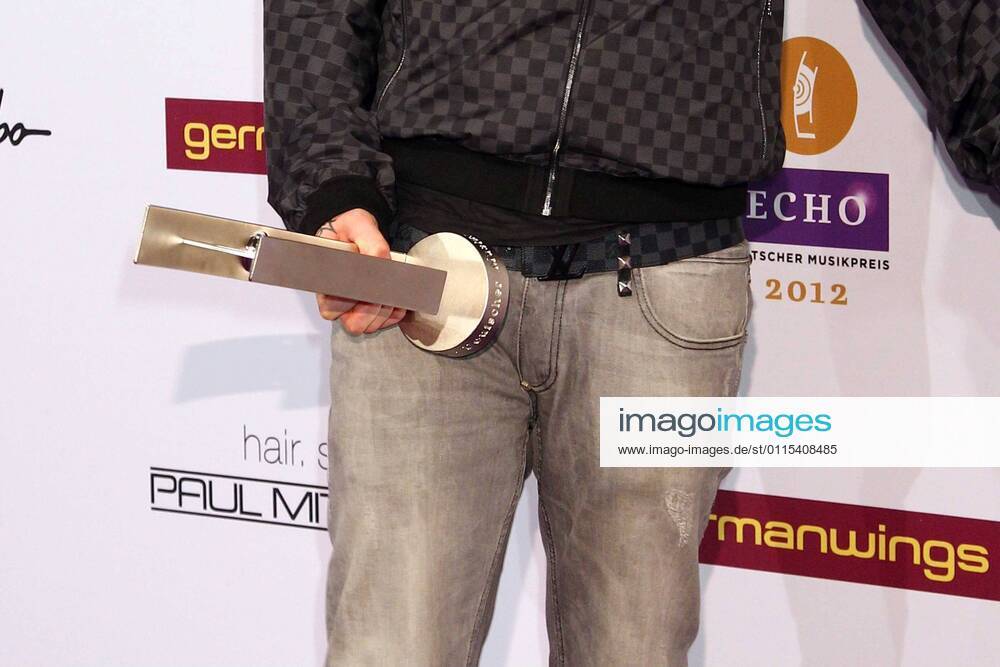 Preistrager: Sido mit Echopreis in einbdeutiger Pose beim Echo 2012 dem Deutschen Musikpreis Preistraeger vor der Verleihung in der Messe Berlin.