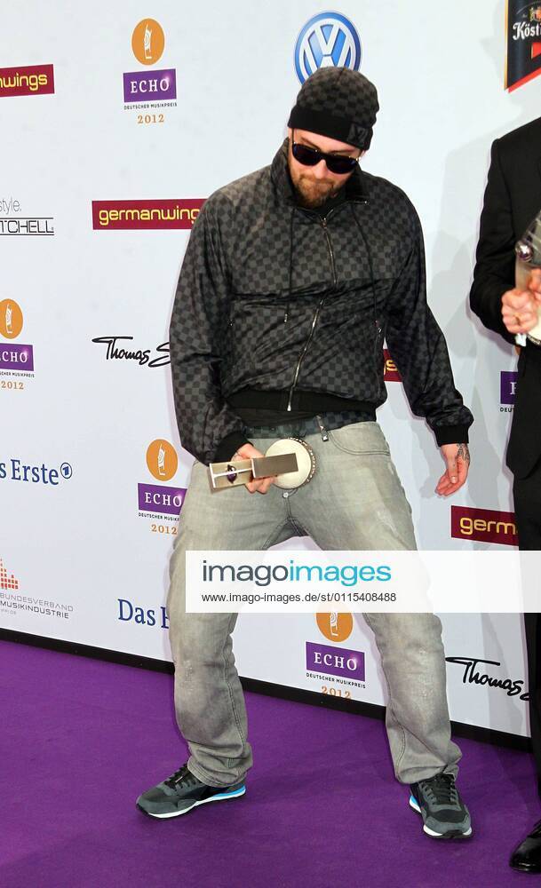 Preistrager: Sido mit Echopreis in einbdeutiger Pose beim Echo 2012 dem Deutschen Musikpreis Preistraeger vor der Verleihung in der Messe Berlin.