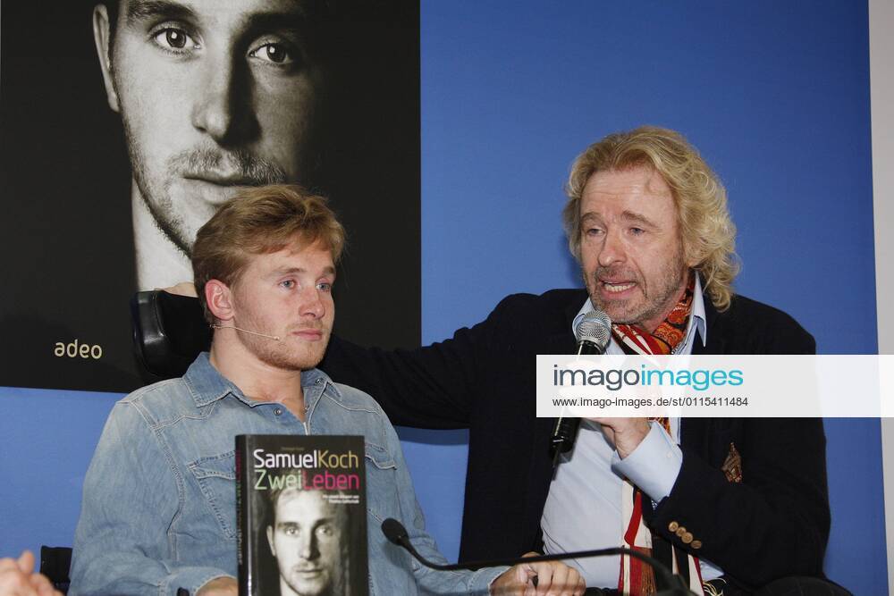 Samuel Koch und Thomas Gottschalk bei der Buchvorstellung des Adeo Verlag - Samuel Koch Zwei Leben - im Haus der Bundespressekonferenz in Berlin.