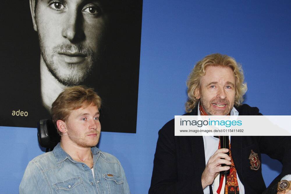 Samuel Koch und Thomas Gottschalk bei der Buchvorstellung des Adeo Verlag - Samuel Koch Zwei Leben - im Haus der Bundespressekonferenz in Berlin.