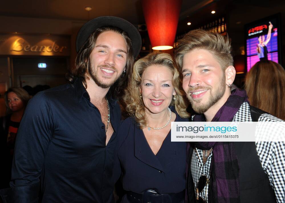 Gil und Tal Ofarim mit Mutter Sandra Ofarim (Reichstadt) Musiklegende Abi Ofarim feiert 50-jaehriges Buehnenjubilaeum mit seiner Band RockÂ?nÂ?Read - im GOP-Theater in Muenchen am.