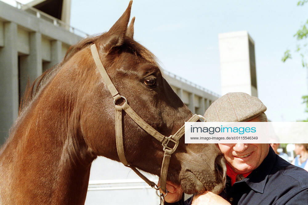 Berlin, GER - Monty Roberts mit Pferd im Portrait. Tempodrom Berlin. (Pferdefluesterer, Roberts, Pferd, Portrait, Portraet, Kamerablick, Blick in die Kamera, Blickkontakt) 020509D011BERLIN