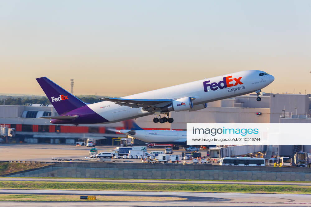 Atlanta, Vereinigte Staaten, 3 April 2019: Ein Boeing 767-300F Flugzeug der FedEx Express mit dem Kennzeichen N122FE auf dem Flughafen Atlanta (ATL) in den Vereinigten Staaten