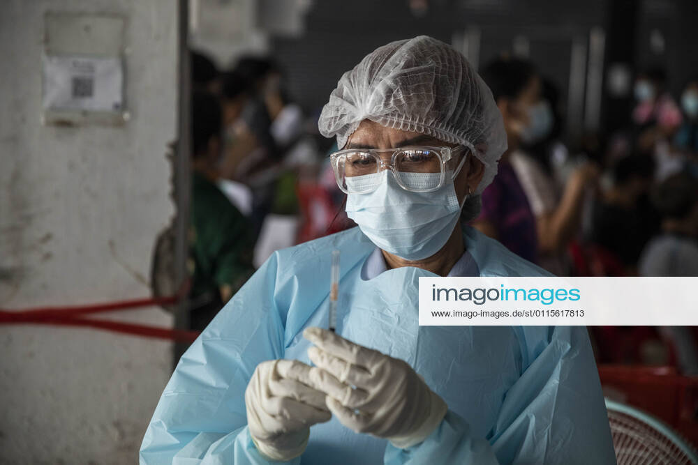 A health worker prepares a dose of CoronaVac, a Covid-19 coronavirus vaccine developed by Chinaâ€⠢s Sinovac Biotech ltd, in Bangkok, Thailand, on Friday March 19, 2021. Health workers have been vaccinating 600 residents per day, after a cluster of Covid-19 coronavirus cases were discovered at the Bang Khae market in Bangkok on Wednesday, March 17. Thailand - ZUMAm249 20210319_zip_m249_001