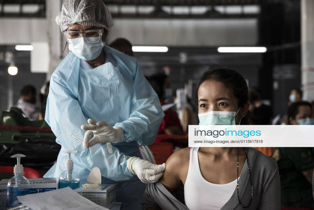 A health worker administers a dose of CoronaVac, a Covid-19 coronavirus vaccine developed by Chinaâ€⠢s Sinovac Biotech ltd, in Bangkok, Thailand, on Friday March 19, 2021. Health workers have been vaccinating 600 residents per day, after a cluster of Covid-19 coronavirus cases were discovered at the Bang Khae market in Bangkok on Wednesday, March 17. Thailand - ZUMAm249 20210319_zip_m249_006
