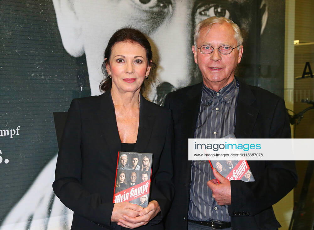 Iris Berben und Uwe-Karsten Heye ( Vorsitzender Verein Gesicht zeigen. ) bei der Buchvorstellung > Mein Kampf - gegen Rechts < in der Topographie des Terrors in Berlin