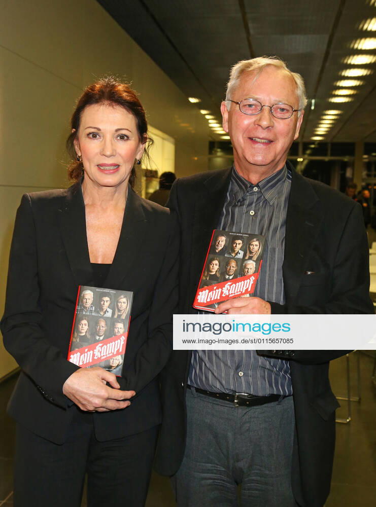 Iris Berben und Uwe-Karsten Heye ( Vorsitzender Verein Gesicht zeigen. ) bei der Buchvorstellung > Mein Kampf - gegen Rechts < in der Topographie des Terrors in Berlin