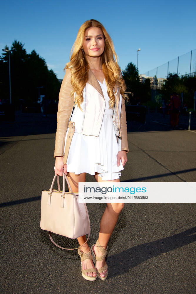 Pamela Reif bei Fashion Week Spring Summer 2017 - Show GUIDO MARIA KRETSCHMER BERLIN zur Mercedes-Benz Fashion Week Berlin 2016 mit Mode Fruehjahr Sommer 2017 Spring Summer 2017 im Erika Hess Eisstadion in Berlin